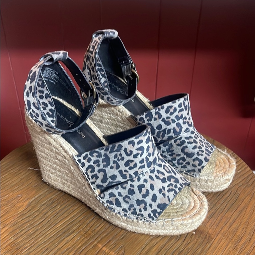 Treasure & Bond Black and Tan Wedge Sandals